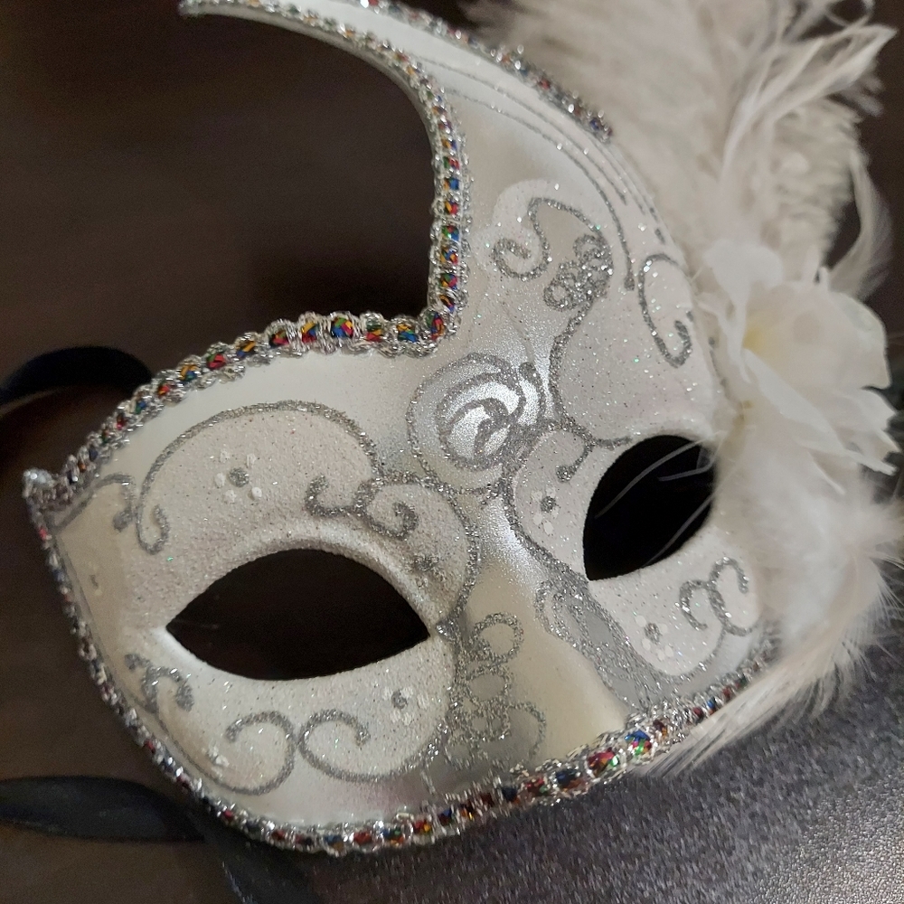 Women's ostrich feather venetian masquerade mask. White/Silver.
